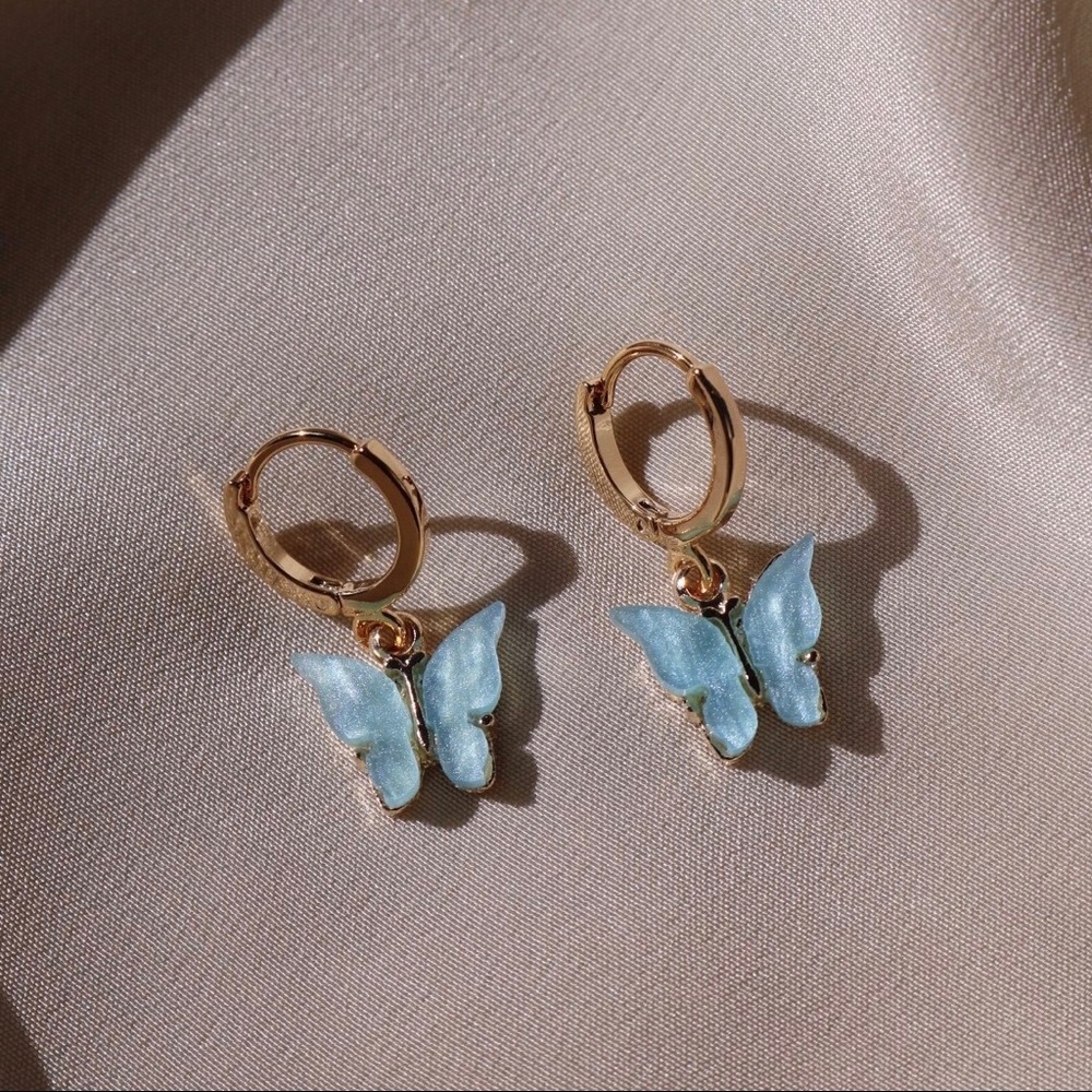3/$30 ๐ Blue Acrylic Butterfly Earrings - Picture 2 of 4